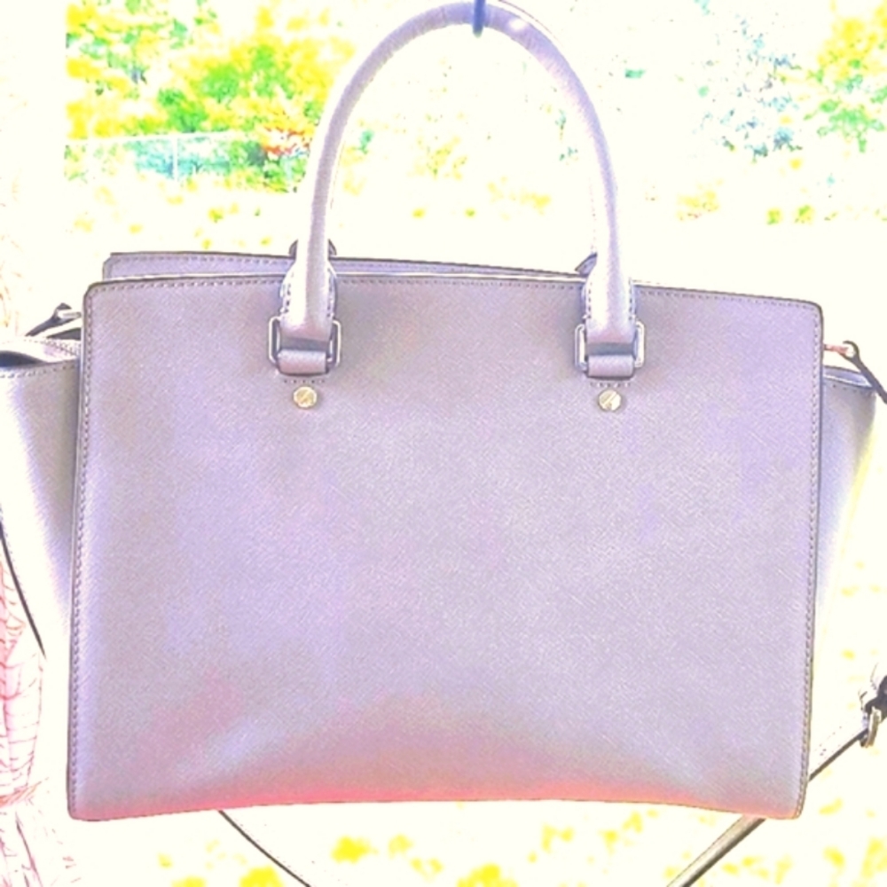 Michael Kors Medium Size Light Gray Bag/ Crossbody ❤️ EC - Picture 2 of 13